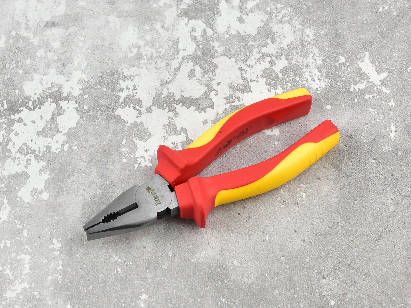 Univerzální izolované kleště 160 mm VDE – ergonomická rukojeť