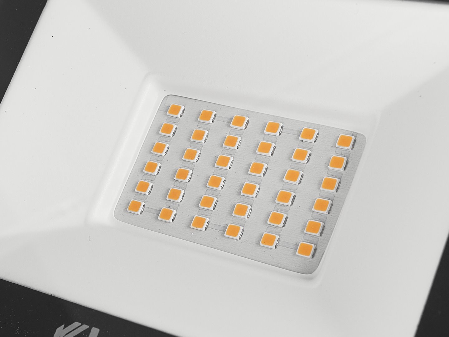 LED světlomet 30 W – teplá bílá barva 2700 K (Geko) 5