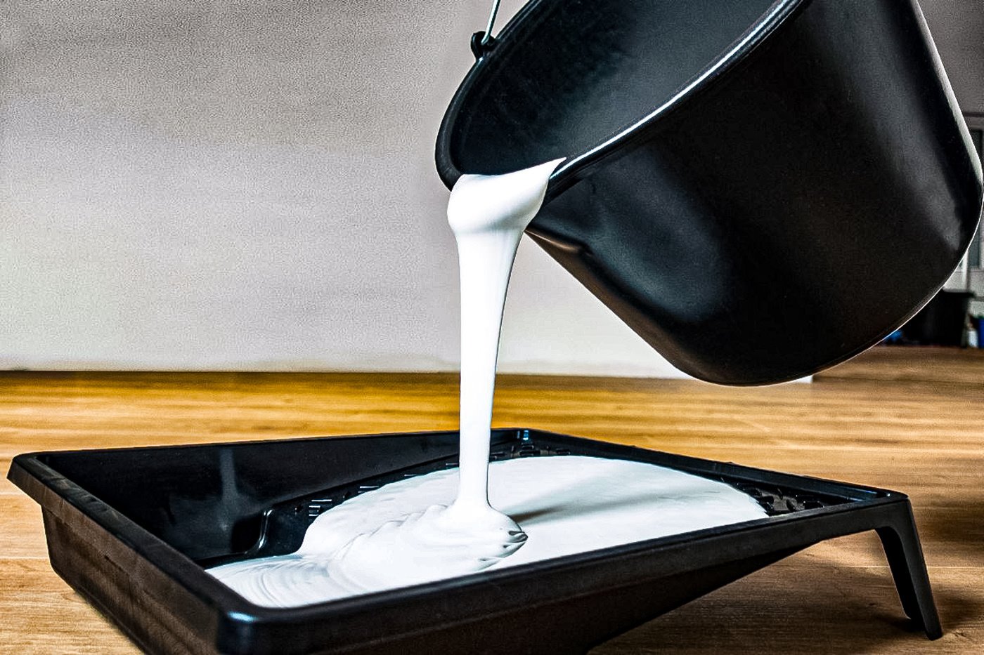 Stavební kbelík 16 l černý s nálivkou – ergonomické držadlo