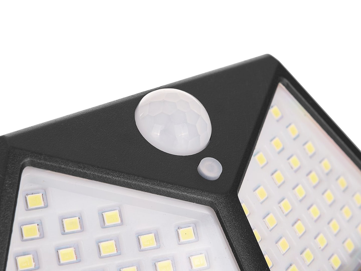 Solární lampa Geko 50 W 100 LED – montáž na fasádu