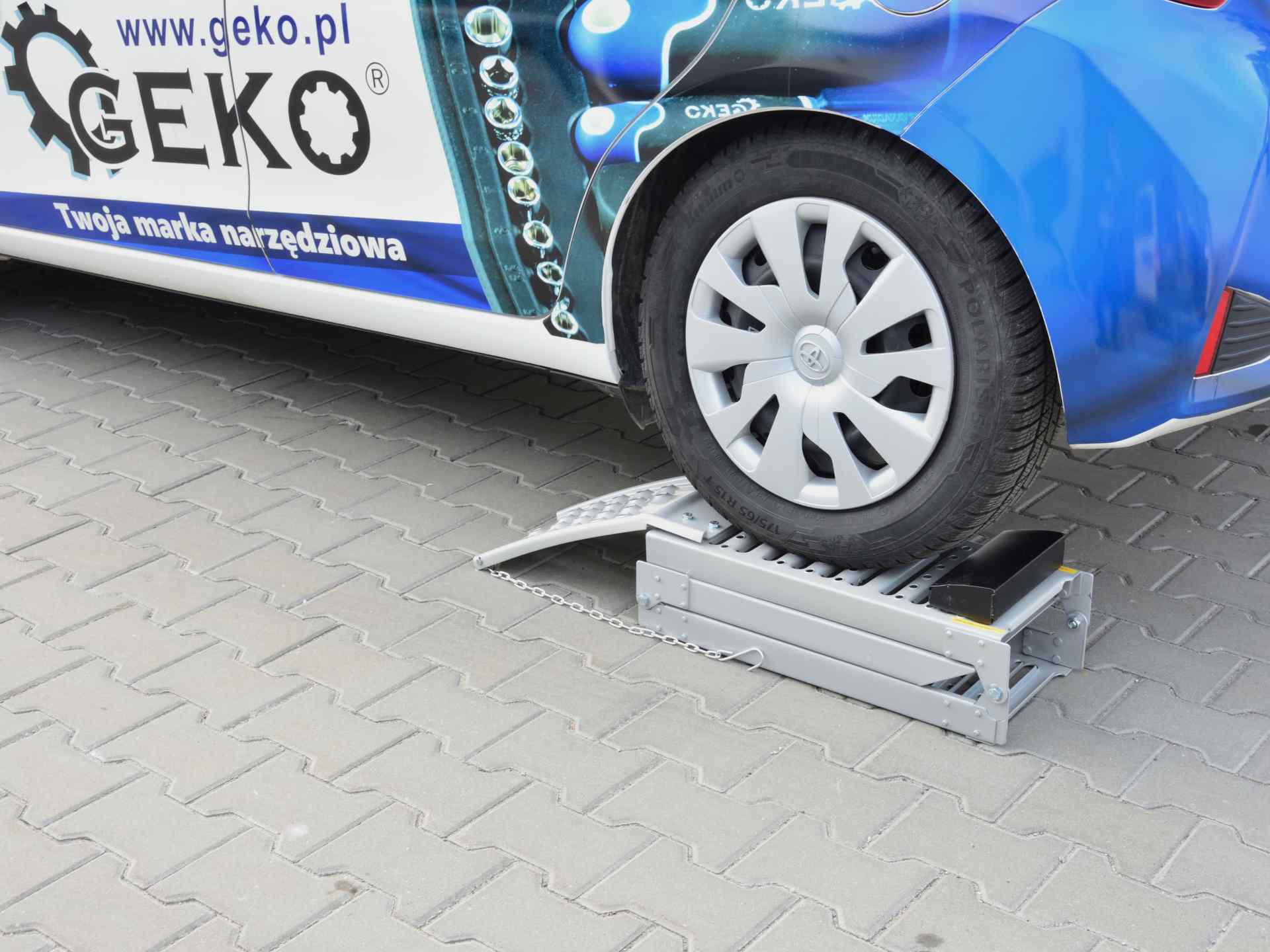Skládací rampy – nájezdové můstky do 2200 kg, 2 ks (Geko) 6