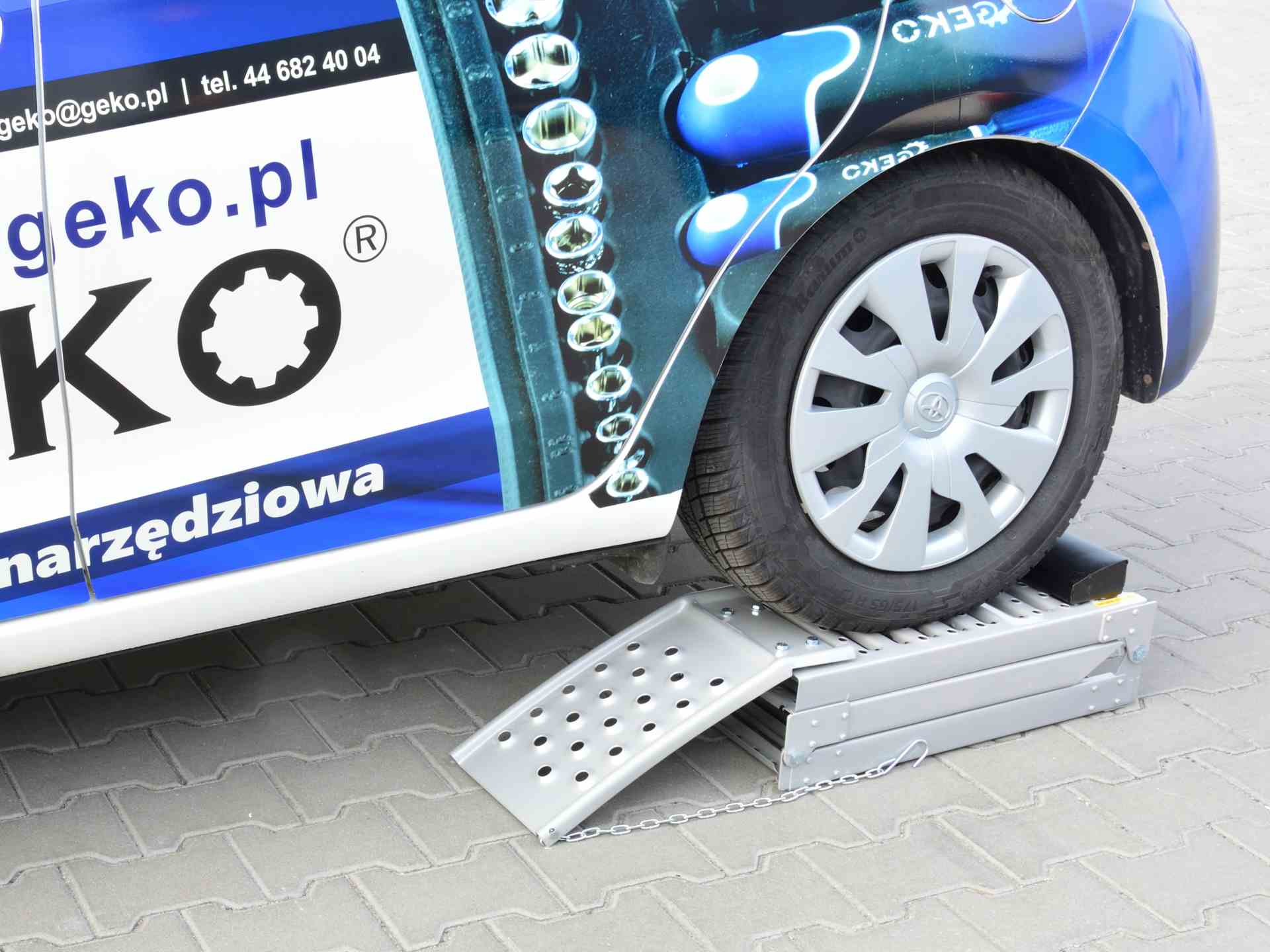 Skládací rampy – nájezdové můstky do 2200 kg, 2 ks (Geko) 7
